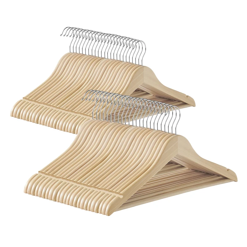 Kleiderbügel aus Holz mit Einkerbungen und Hosensteg