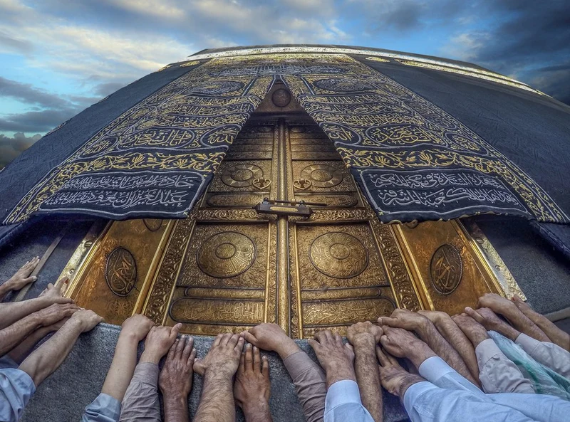 Kaaba Golden Door Hands