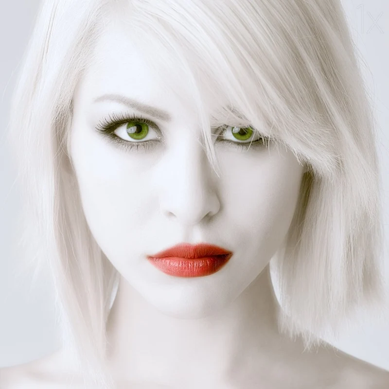 Green Eyes Red Lips