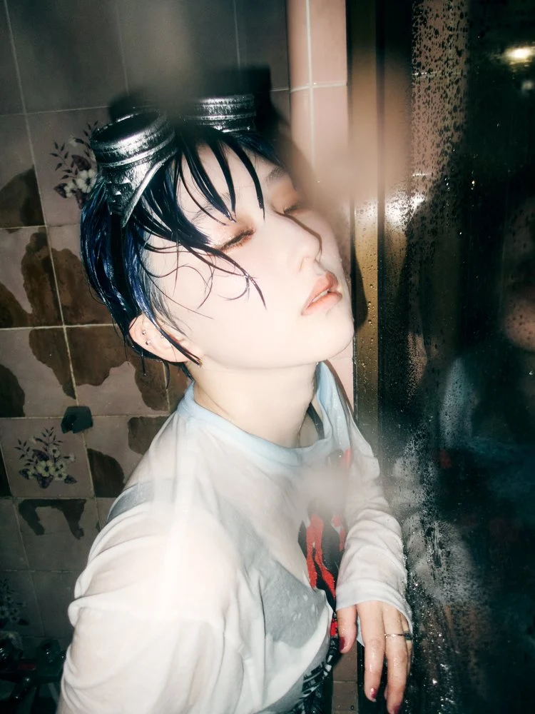 Moody Wet Hair Shower