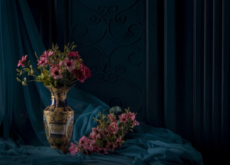 Elegant Gold Vase Flowers