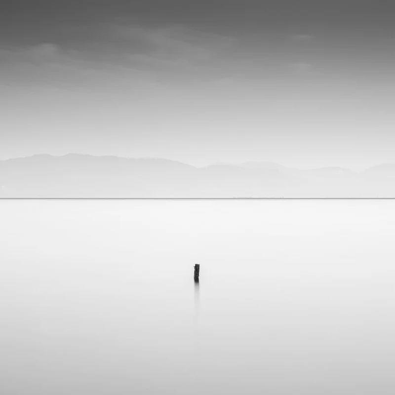 Minimalist Horizon Pole