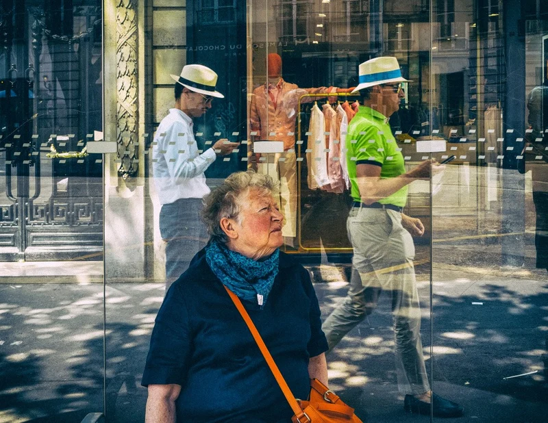Au passage (In-Passing): Paris, France