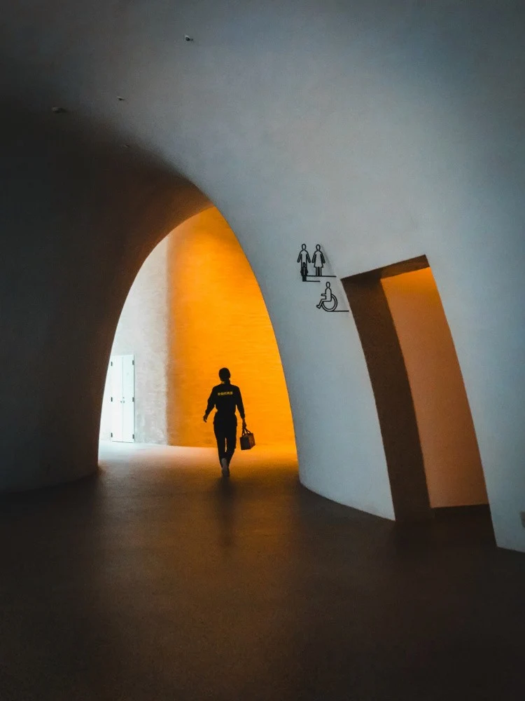 The light and shadow of the curved wall